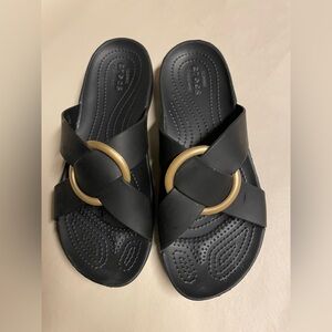 Crocs Women’s Black Criss-Cross Sandals w/Brushed Gold Circle, Size 8, EUC